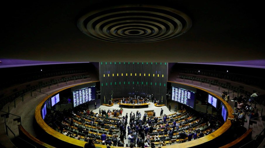 Congresso tira verba do seguro-desemprego e envia para militares